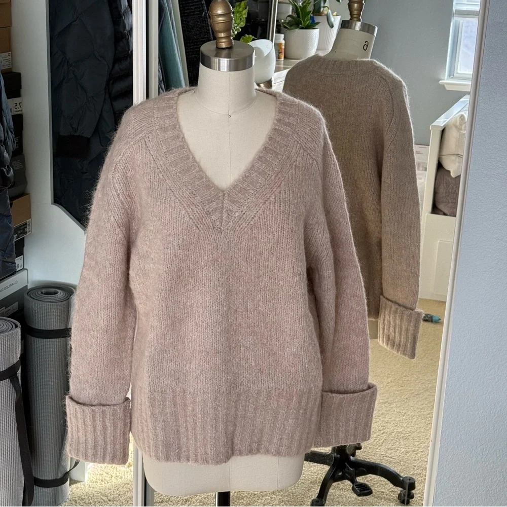 NWT Banana Republic Fluffy Relaxed Stone Sweater Size: S